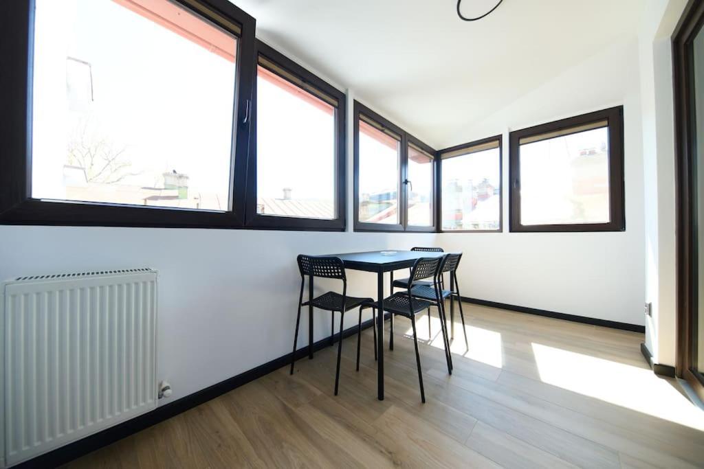 Central Old Town Oasis - Ap 6 Bukares Bagian luar foto